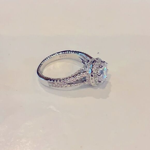 Gorgeous Sterling Silver Halo Ring - Picture 3 of 4